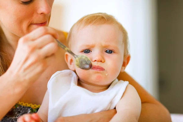 Giovane madre che alimenta adorabile bambino — Foto Stock