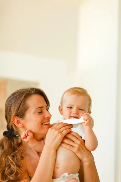 Mother wiping baby after feeding — Stock Photo, Image
