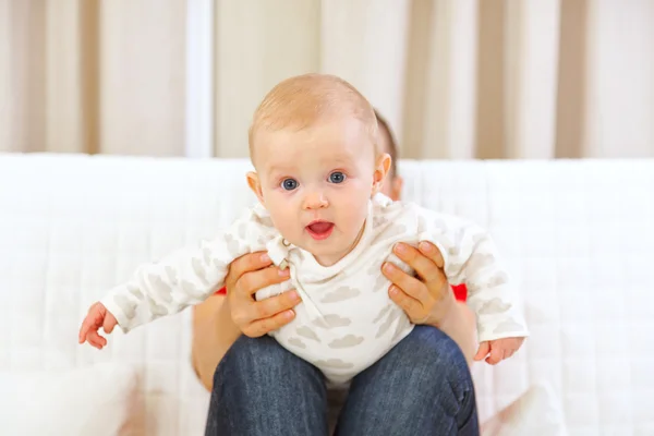 Intresserad av baby spelar på mödrar varv — Stockfoto