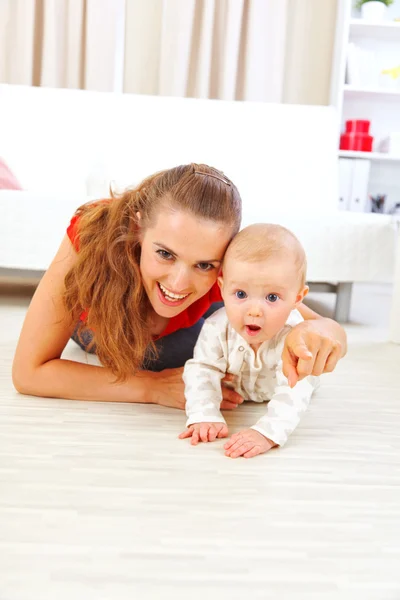 Happy mother showing something to her baby — Stock Photo, Image