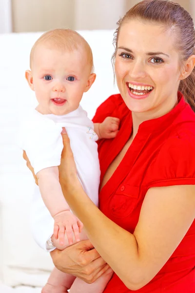 Mutlu bebek ve gülümseyen anne portresi — Stok fotoğraf