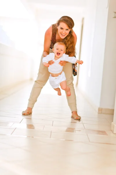 Sonriente madre jugando con su adorable bebé — Foto de Stock