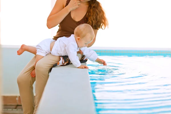 Bebé jugando con agua de piscina — Foto de Stock