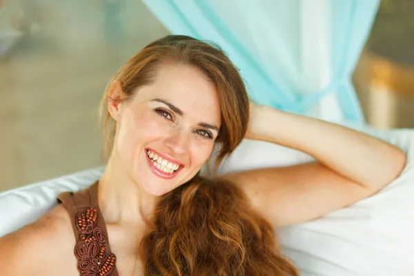 Портрет улыбающейся привлекательной женщины — стоковое фото