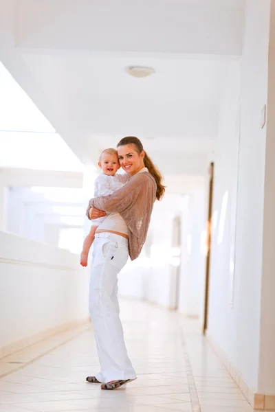 Full length portrait of happy mother and smiling baby — Stock Photo, Image
