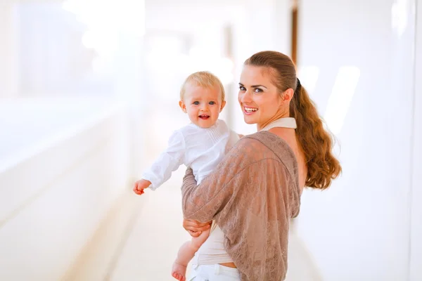 Portret van jonge mama met schattige baby in hand — Stockfoto