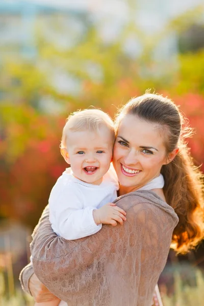 Boldog anya, mosolygós baba utcán portréja — Stock Fotó