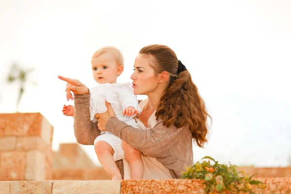 Mother showing something her interested baby — Stock Photo, Image