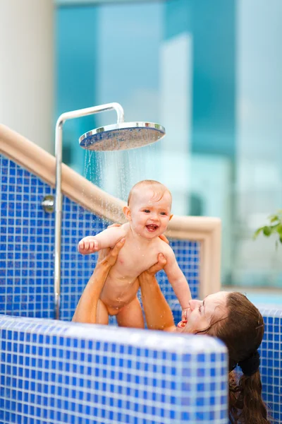 Matka bawi się z dzieckiem podczas brania prysznica — Zdjęcie stockowe