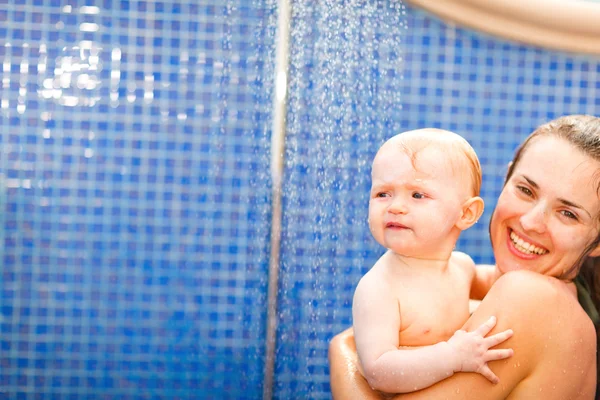 Portrait de mère et bébé prenant une douche — Photo