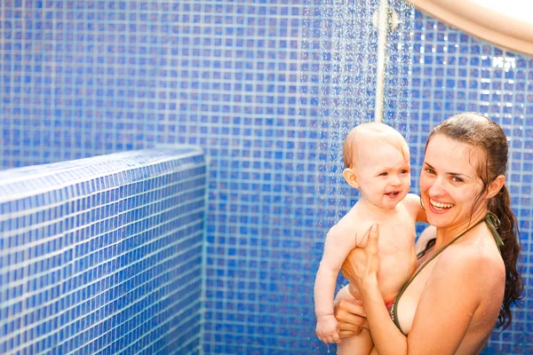 Portret dziecka z mamą biorącą prysznic — Zdjęcie stockowe