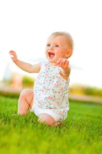 Feliz bebê brincando na grama — Fotografia de Stock