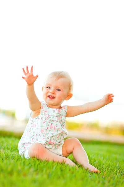 Piękne dziecko gra na trawie — Zdjęcie stockowe