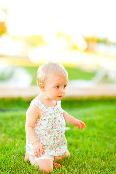 Neugieriges Baby spielt auf Gras — Stockfoto