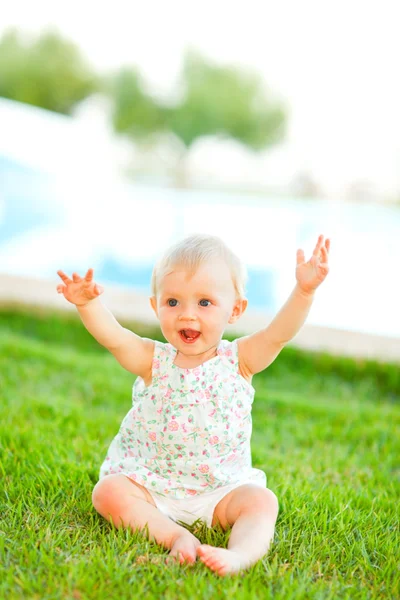 Szczęśliwe dziecko gra na trawie — Zdjęcie stockowe
