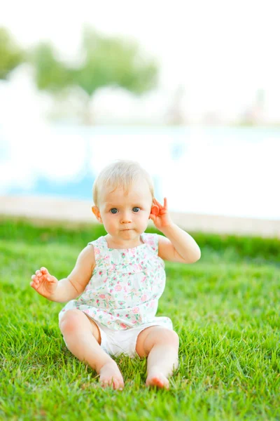 草の上に座ってかわいい赤ちゃんの肖像画 — ストック写真