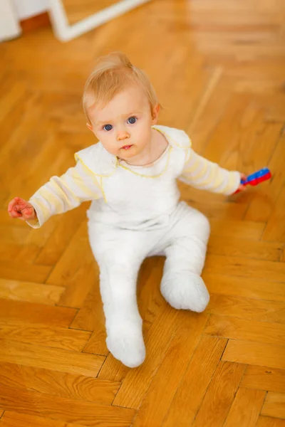 Underbar bebis sitter på golvet — Stockfoto