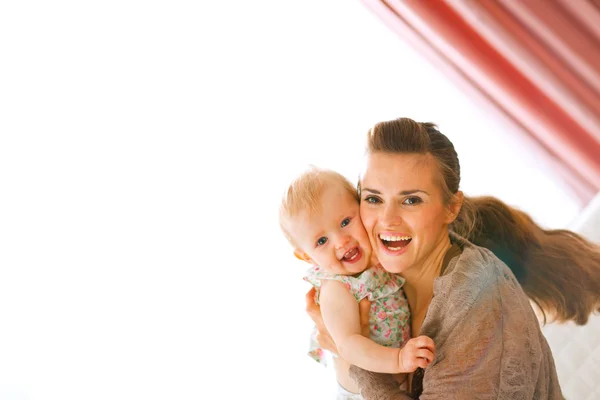 Boldog fiatal anya a mosolygó gyermekét portréja — Stock Fotó