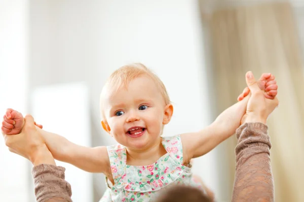 Portrait de bébé jouant heureux — Photo