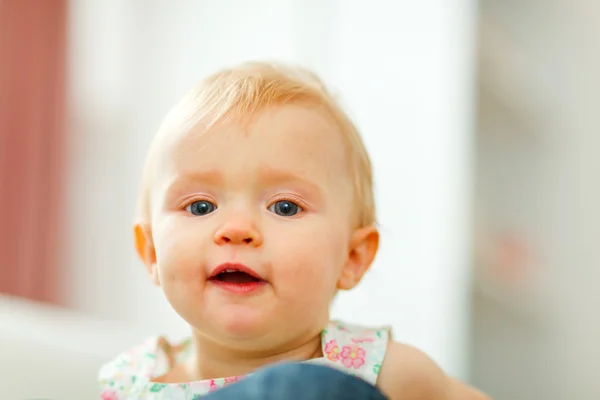 Küçük şirin bir bebeğin portresi — Stok fotoğraf