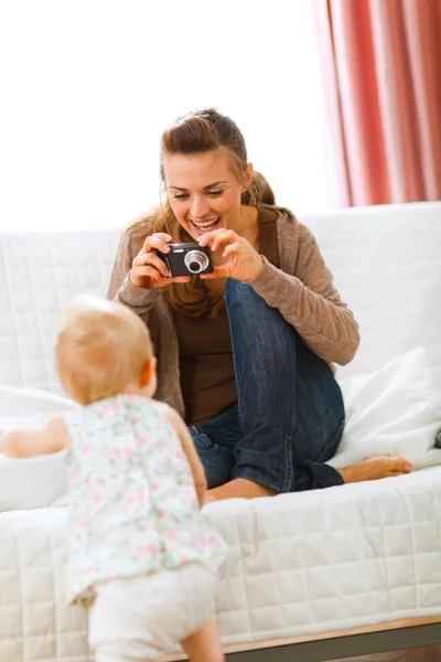 Moderna madre haciendo fotos de bebé — Foto de Stock
