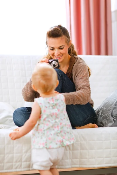 Joven madre haciendo fotos de bebé — Foto de Stock