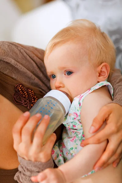 Baby feeding by mother — Stock Photo, Image