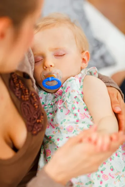 Portrait of sleeping baby on mothers hands — Stock Photo, Image