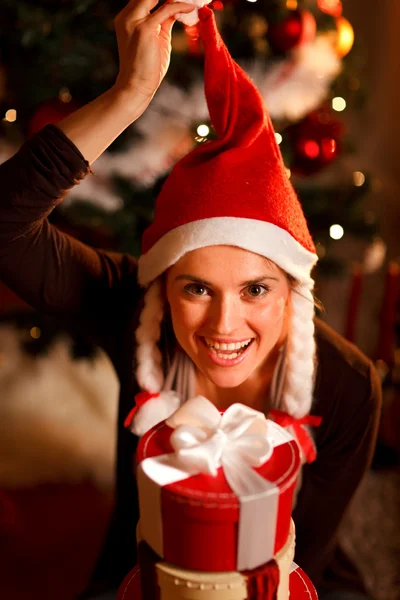 Divertido retrato de mujer feliz cerca del árbol de Navidad —  Fotos de Stock
