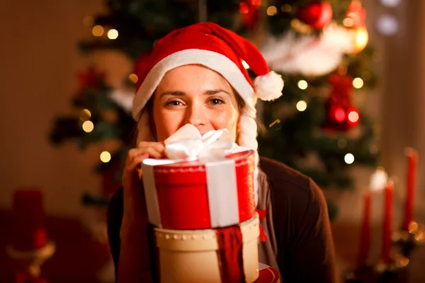 Leende ung kvinna nära julgran — Stockfoto