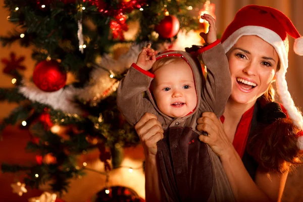 Portrét happy matka a roztomilé dítě — Stock fotografie