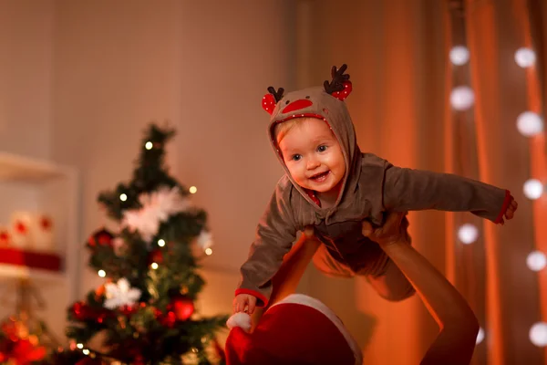 Αξιολάτρευτο μωρό διασκεδάζοντας κοντά χριστουγεννιάτικο δέντρο — Φωτογραφία Αρχείου