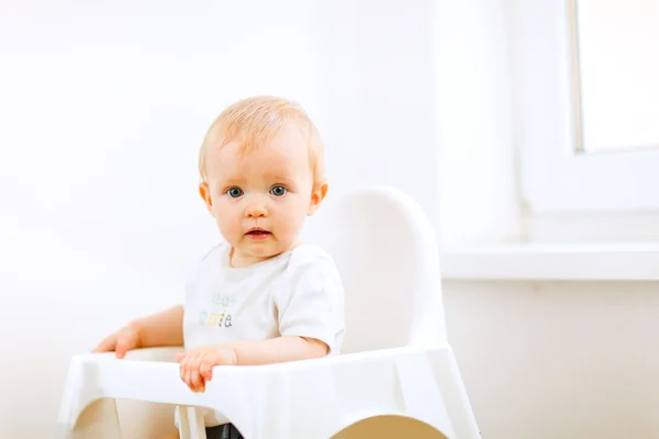 Krásné dítě sedí v křesle baby — Stock fotografie