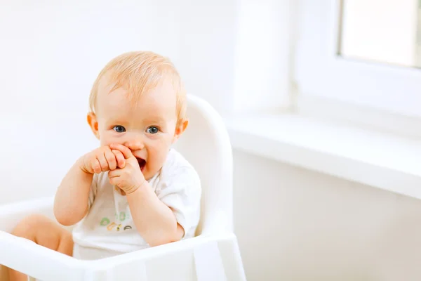 Güzel bebek bebek koltuğunda oturmak — Stok fotoğraf