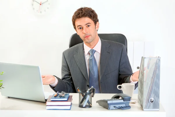 Homme d'affaires moderne confus assis au bureau — Photo