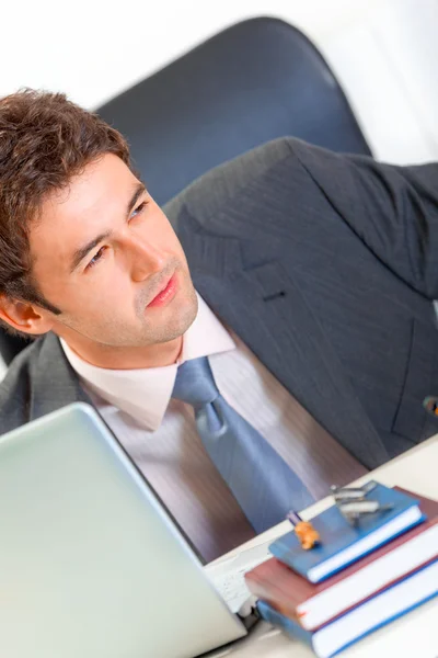 Waarschuwing moderne zakenman aan bureau zitten en kijken in de hoek. CLO — Stockfoto