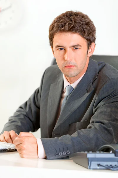 Irritado moderno empresário batendo punho na mesa — Fotografia de Stock