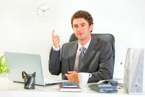 Sitter på kontoret skrivbord moderna affärsman fick idén — Stockfoto