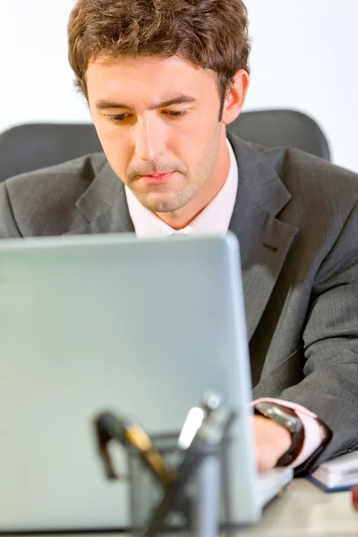 Retrato de homem de negócios moderno sentado na mesa de escritório e workin — Fotografia de Stock