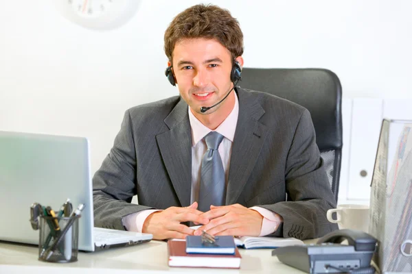Retrato de gerente moderno sonriente con auriculares — Foto de Stock