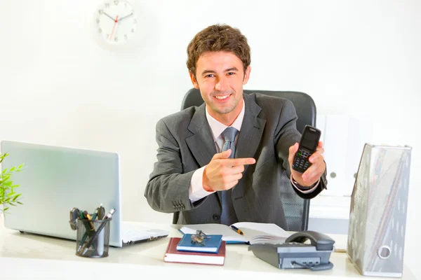 Sonriente gerente moderno apuntando al móvil. Contáctame gesto — Foto de Stock