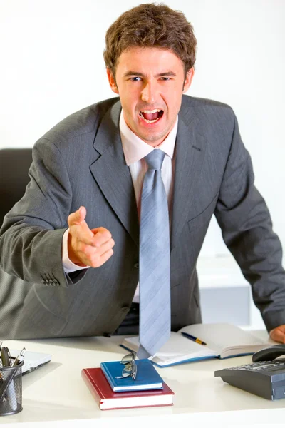 Wütender moderner Geschäftsmann schreit und zeigt auf dich — Stockfoto