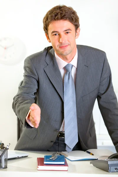 Sorrindo homem de negócios moderno oferecer mão para aperto de mão — Fotografia de Stock