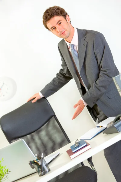 Moderna affärsman erbjuder som sittplats på skrivbord — Stockfoto