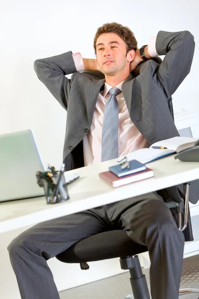 Homem de negócios moderno agradável relaxando na poltrona do escritório — Fotografia de Stock