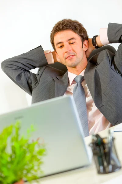 Zufriedene Geschäftsmann entspannt auf Bürosessel und schaut in l — Stockfoto