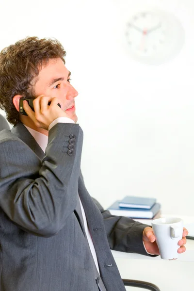 Ernstige zakenman in kantoor praten mobiele — Stockfoto