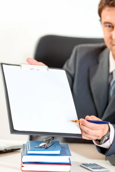 Affärsman ger dokument och penna för signering. närbild — Stockfoto