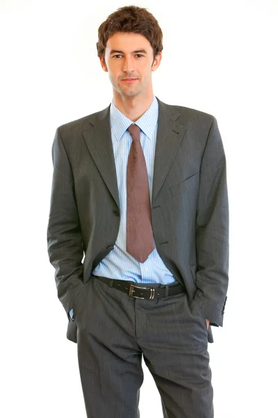 Homem de negócios moderno confiante mantendo as mãos nos bolsos das calças — Fotografia de Stock