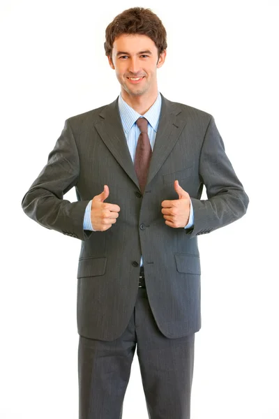 親指のジェスチャーを示す青年実業家の笑みを浮かべてください。 — ストック写真